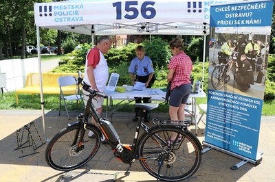MĚSTSKÁ POLICIE OPĚT ZNAČÍ KOLA A KOLOBĚŽKY SYNTETICKOU DNA