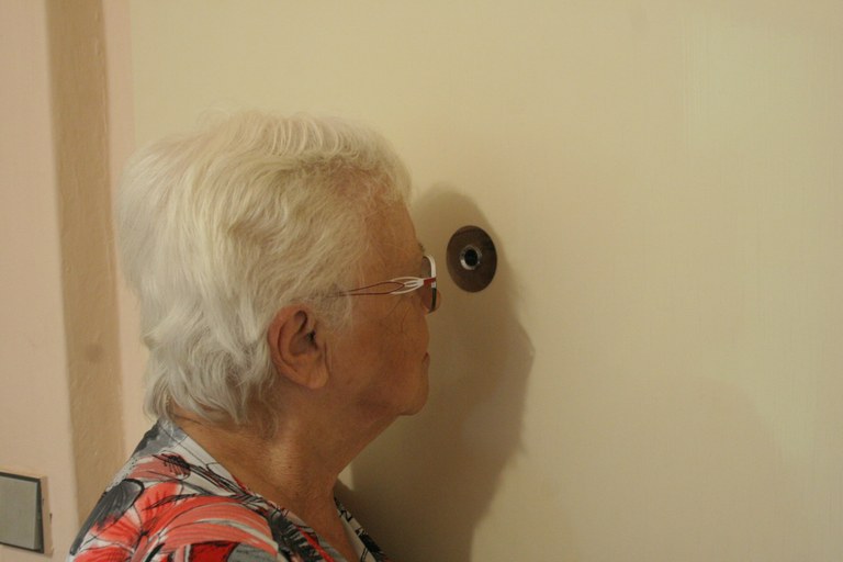 Montáže panoramatického kukátka a řetízku bezpečí běží i v letošním roce