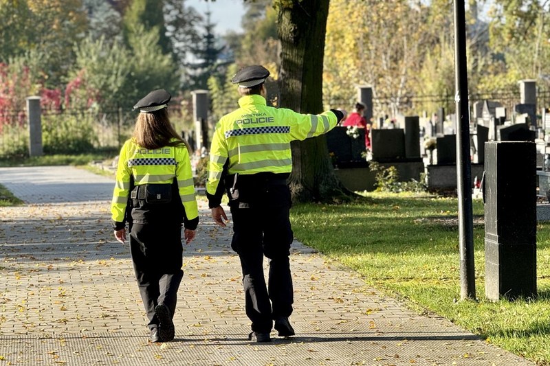 O Dušičkách zamíří na hřbitovy společně s pozůstalými také strážníci